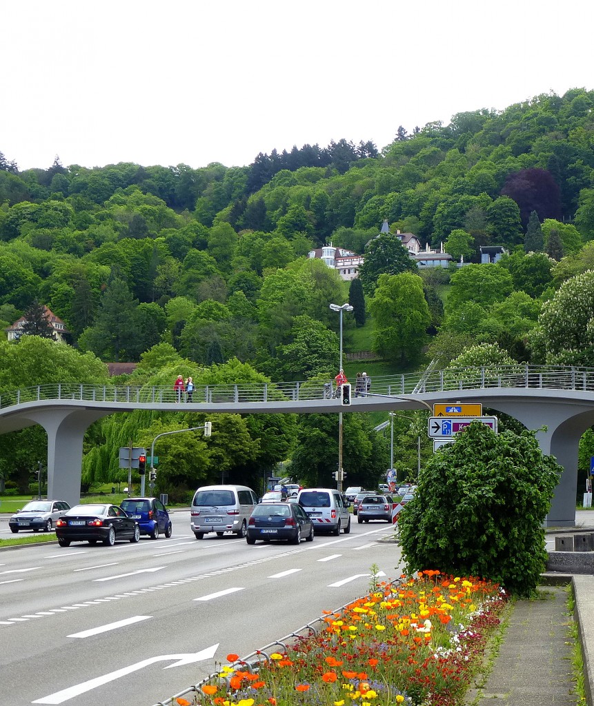 Freiburg, Blick ber die Spannbandbrcke  Karlssteg  zum Schloberg mit dem Restaurant  Dattler , Mai 2014