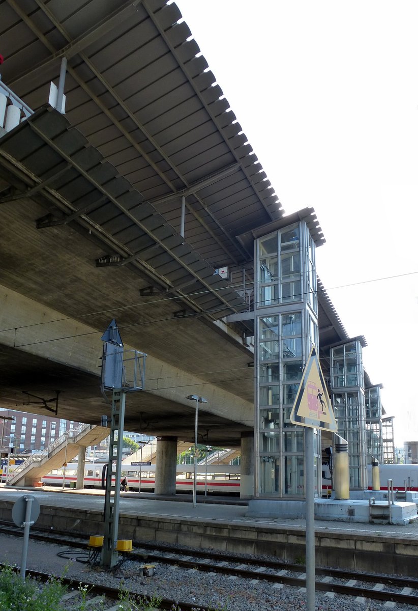 Freiburg, Blick von unten auf die Stadtbahnbrcke, Juni 2017