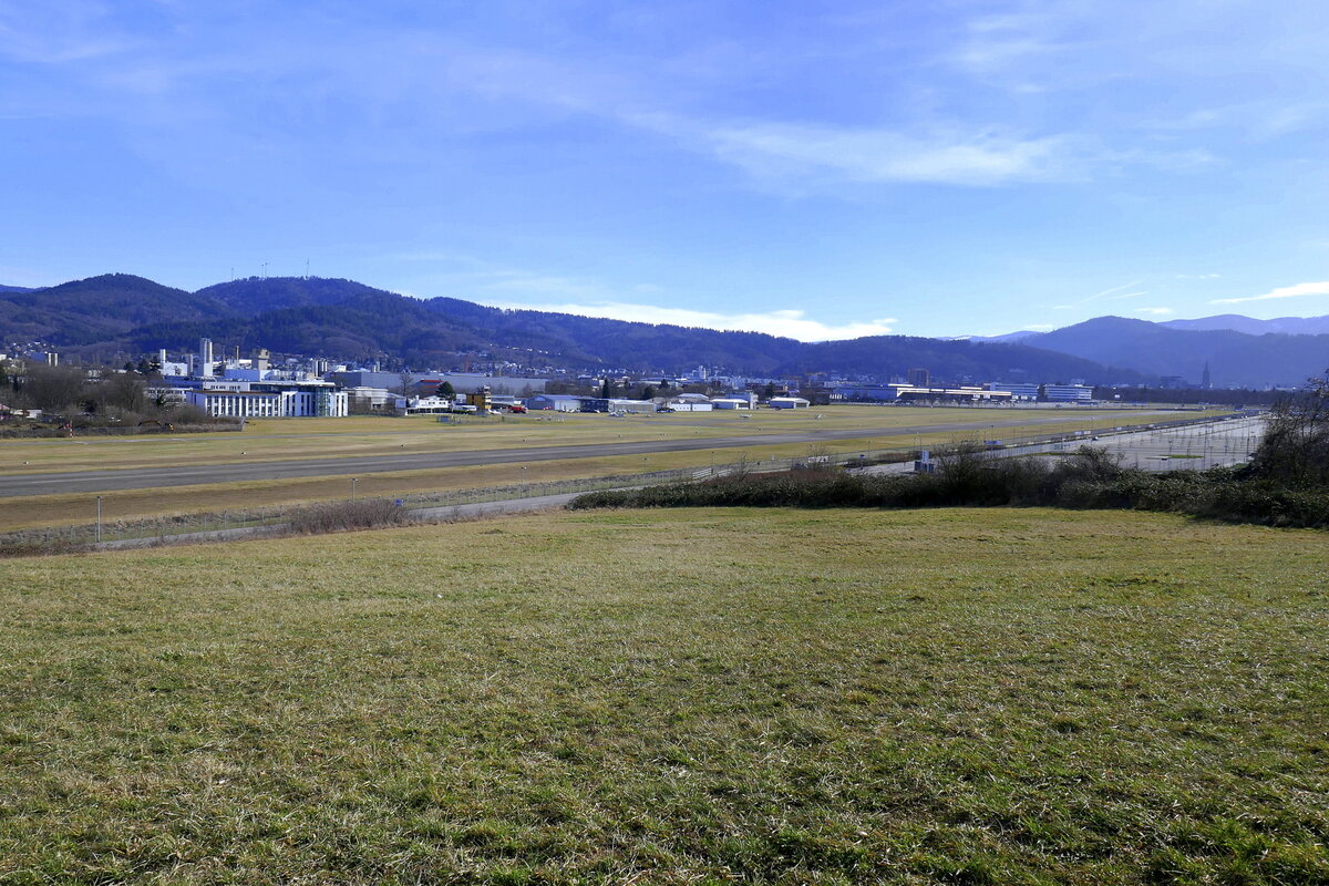 Freiburg, Blick vom Wolfsbuck ber die Start-und Landebahn des Flugplatzes auf die nrdlichen Stadtteile und den Schwarzwald, Feb.2022