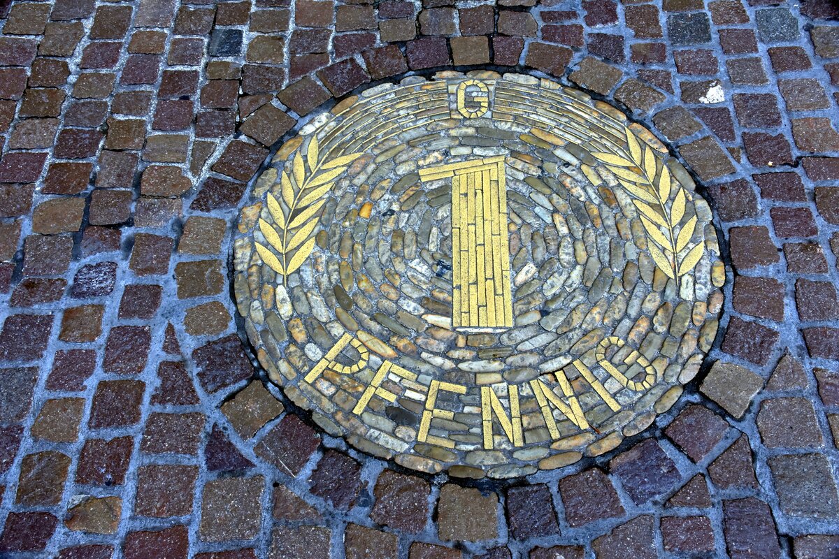 FREIBURG im Breisgau, 20.20.2019, ... wer den Pfennig nicht ehrt; interessante Pflasterung in der Bertoldstrae