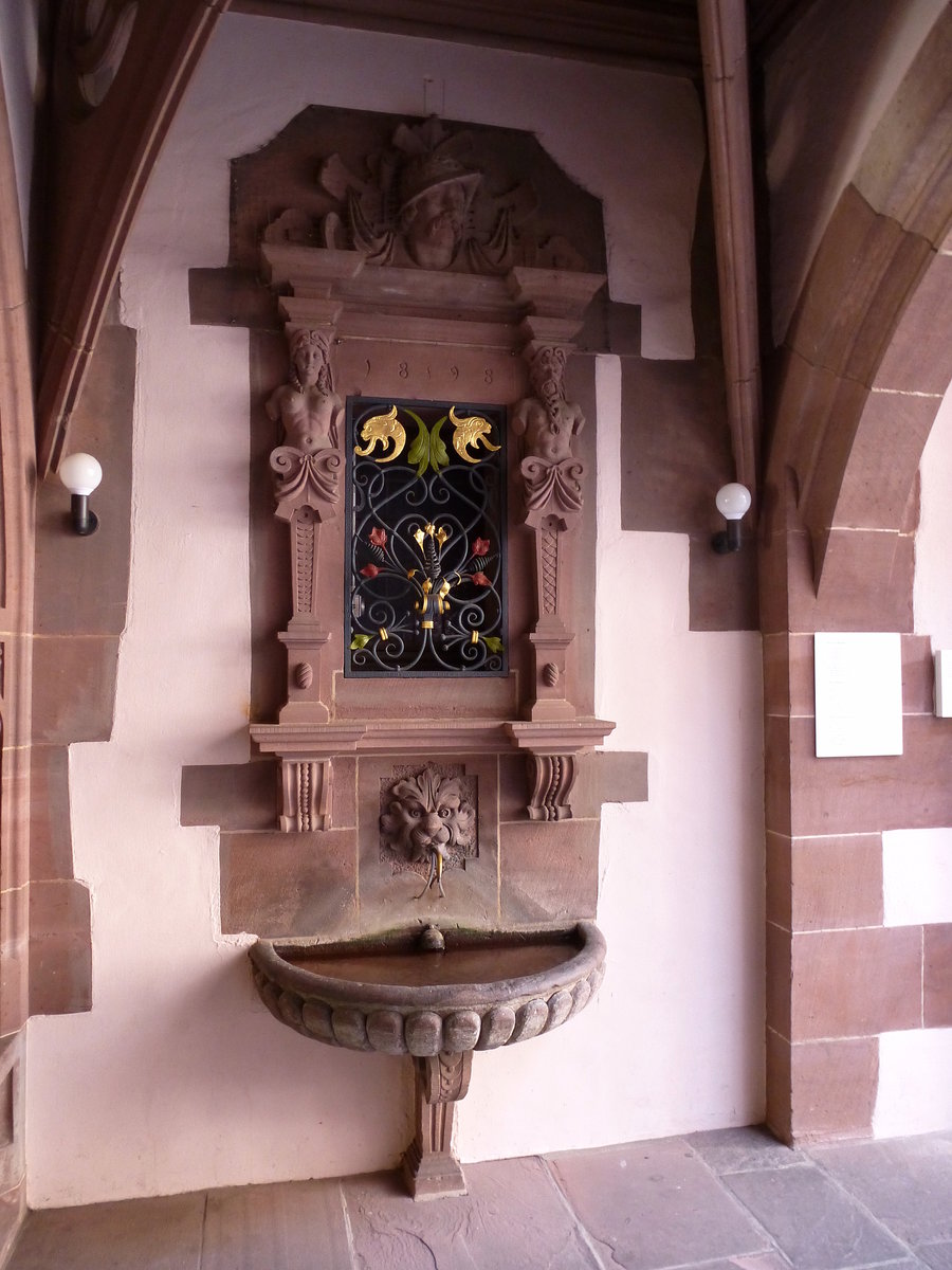 Freiburg, der Brunnen von 1898 im Innenhof des Neuen Rathauses, April 2015