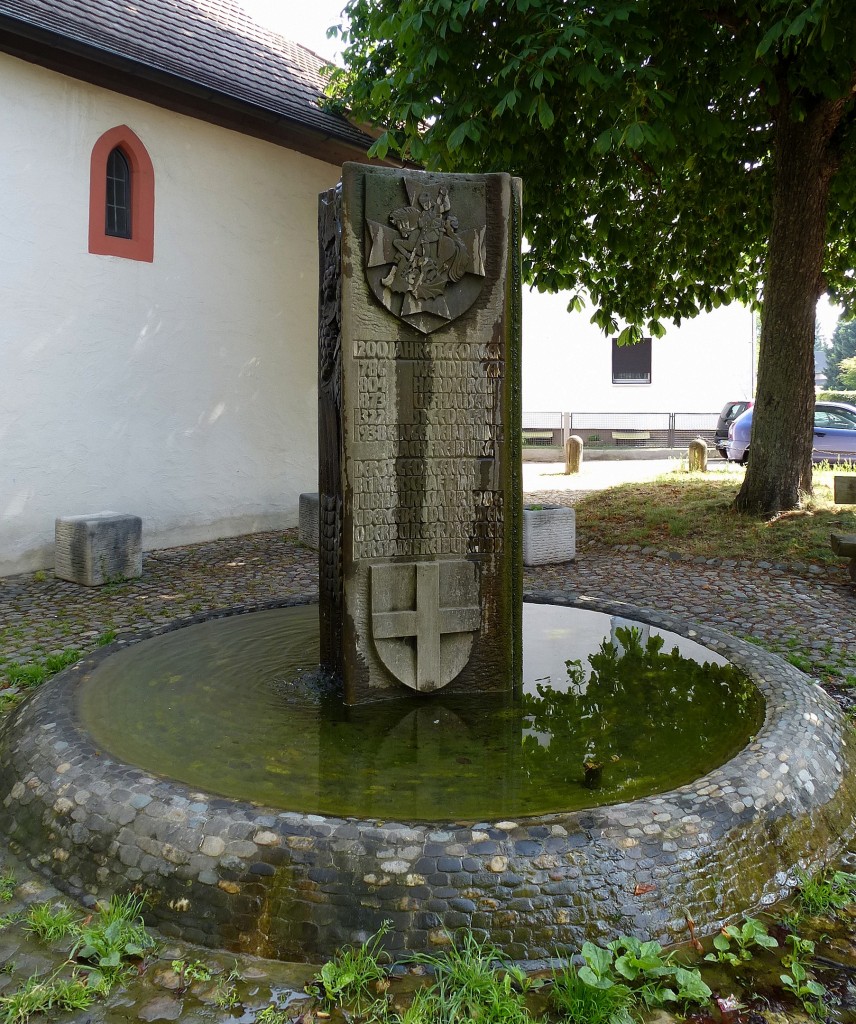 Freiburg, Brunnen mit Gedenkstein zum 1200-jhrigen Bestehen von St.Georgen, einem Stadtteil im Sden von Freiburg, aufgestellt im Jubilumsjahr 1986, Juni 2014