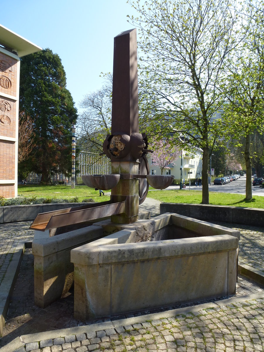 Freiburg, der Brunnen vor dem Landratsamt, April 2015