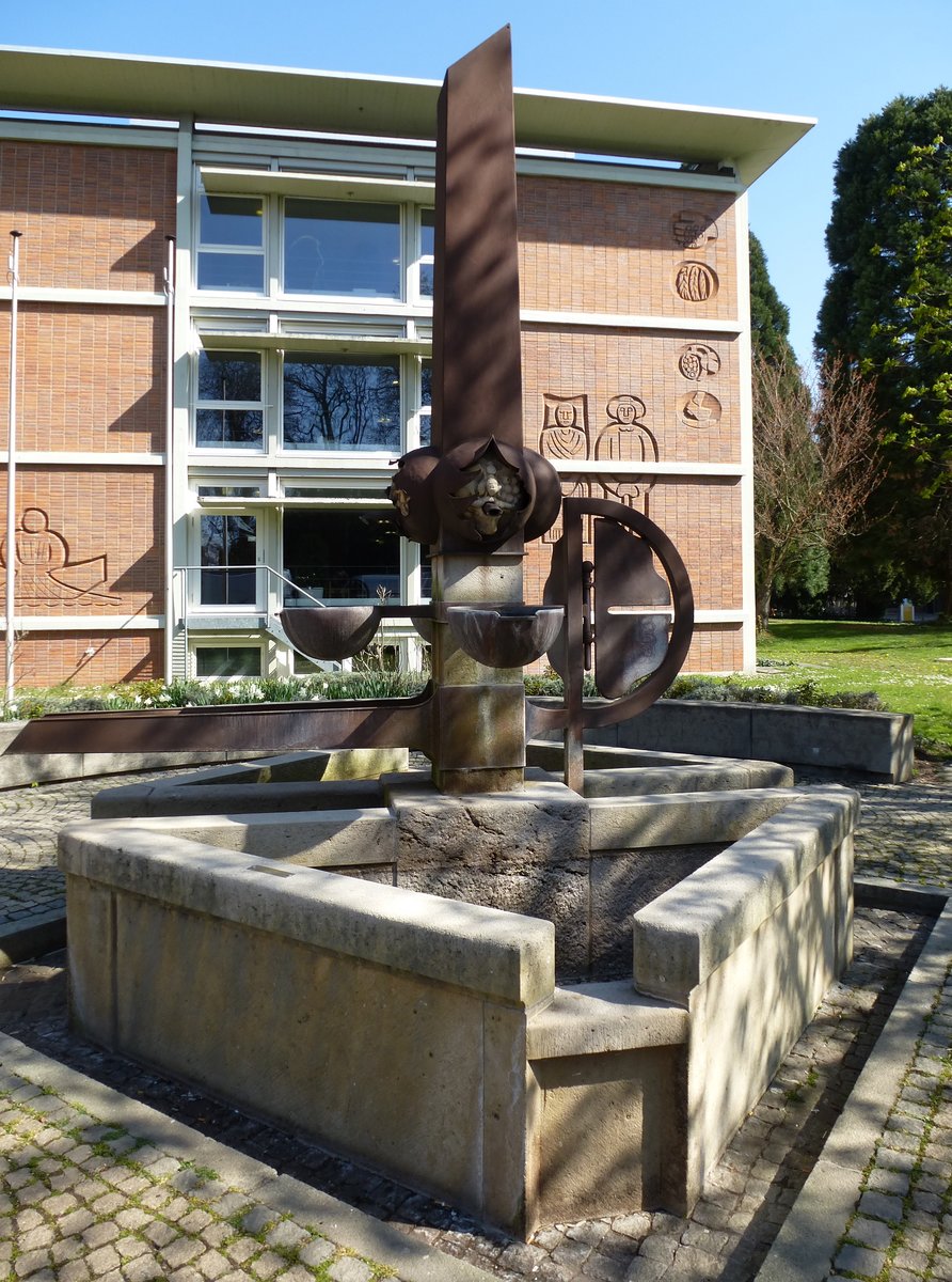 Freiburg, der Brunnen vor dem Landratsamt, April 2015