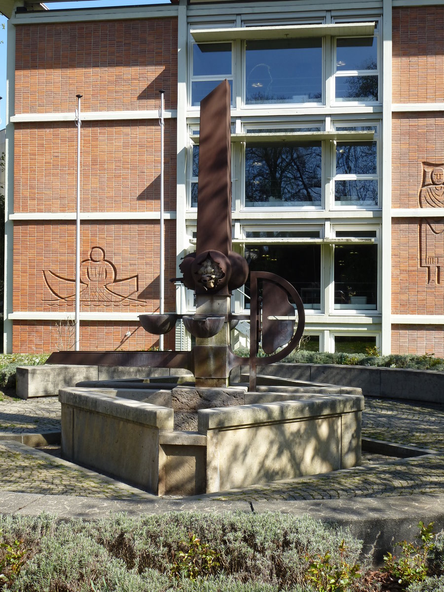 Freiburg, der Brunnen vor dem Landratsamt, April 2015