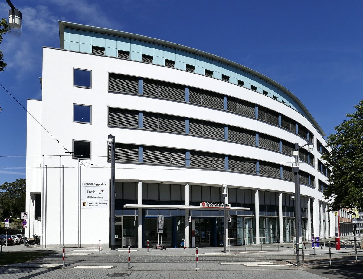 Freiburg, Bro-und Verwaltungsbau mit Amtsgericht am Fahnenbergplatz, Juli 2020