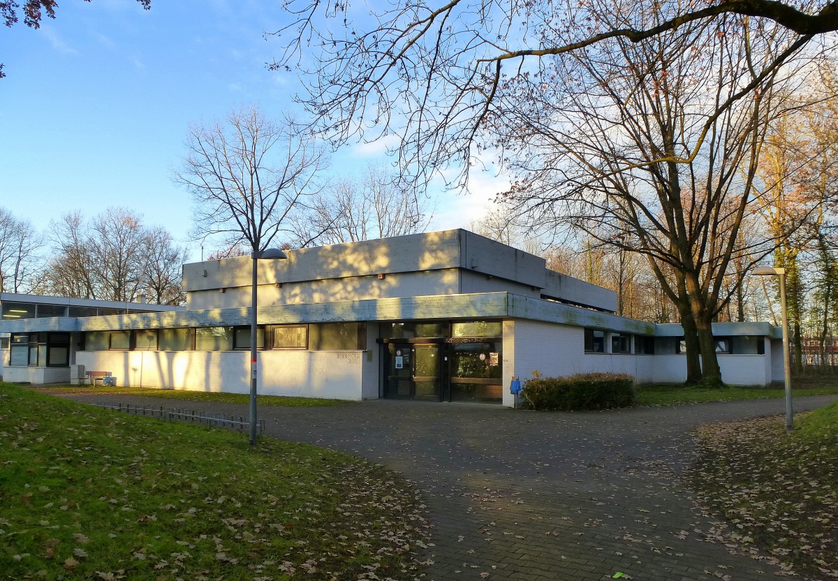 Freiburg, die Bundschuhhalle von 1971, ein Mehrzweckbau im Stadtteil Lehen, Dez.2013