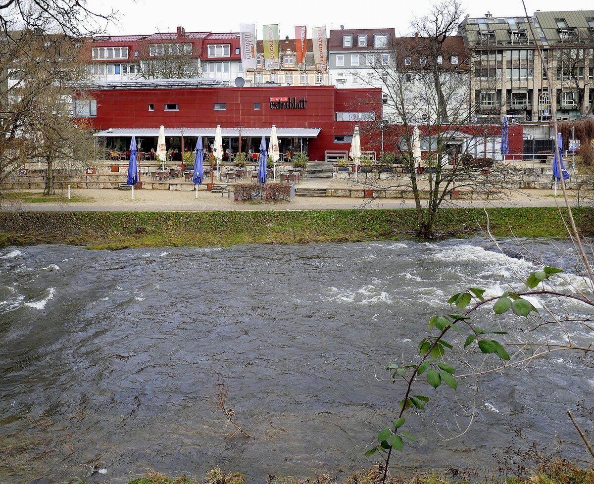 Freiburg, das Cafe  Extrablatt  am Ufer der Dreisam, Feb.2022
