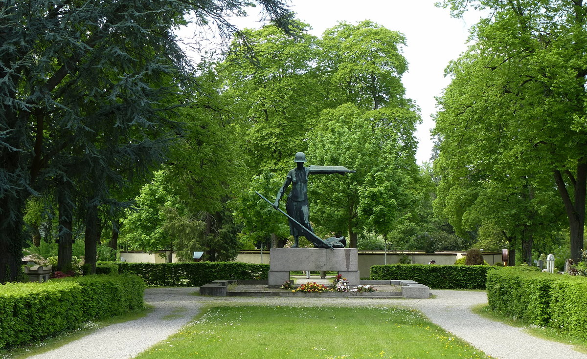 Freiburg, Denkmal fr die Gefallenen der beiden Weltkriege auf dem Hauptfriedhof, Mai 2016