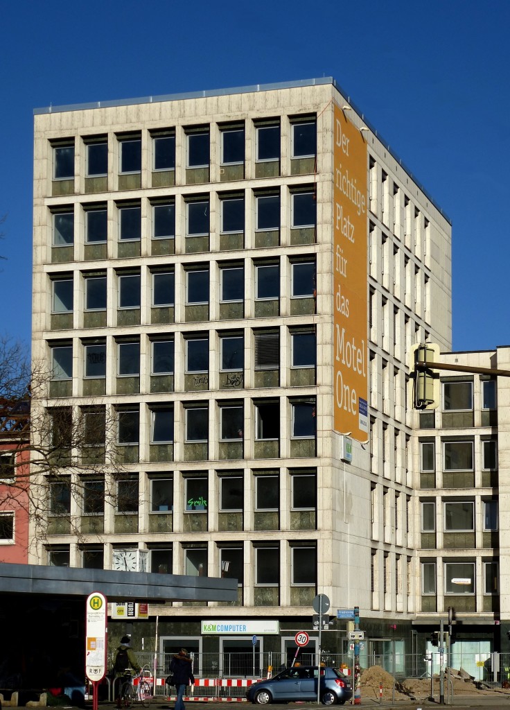 Freiburg, dieses Gebude am Siegesdenkmal wurde 2015 abgerissen, der Neubau eines Hotels ist bereits in vollem Gange, Erffnung ist 2017, Jan.2015