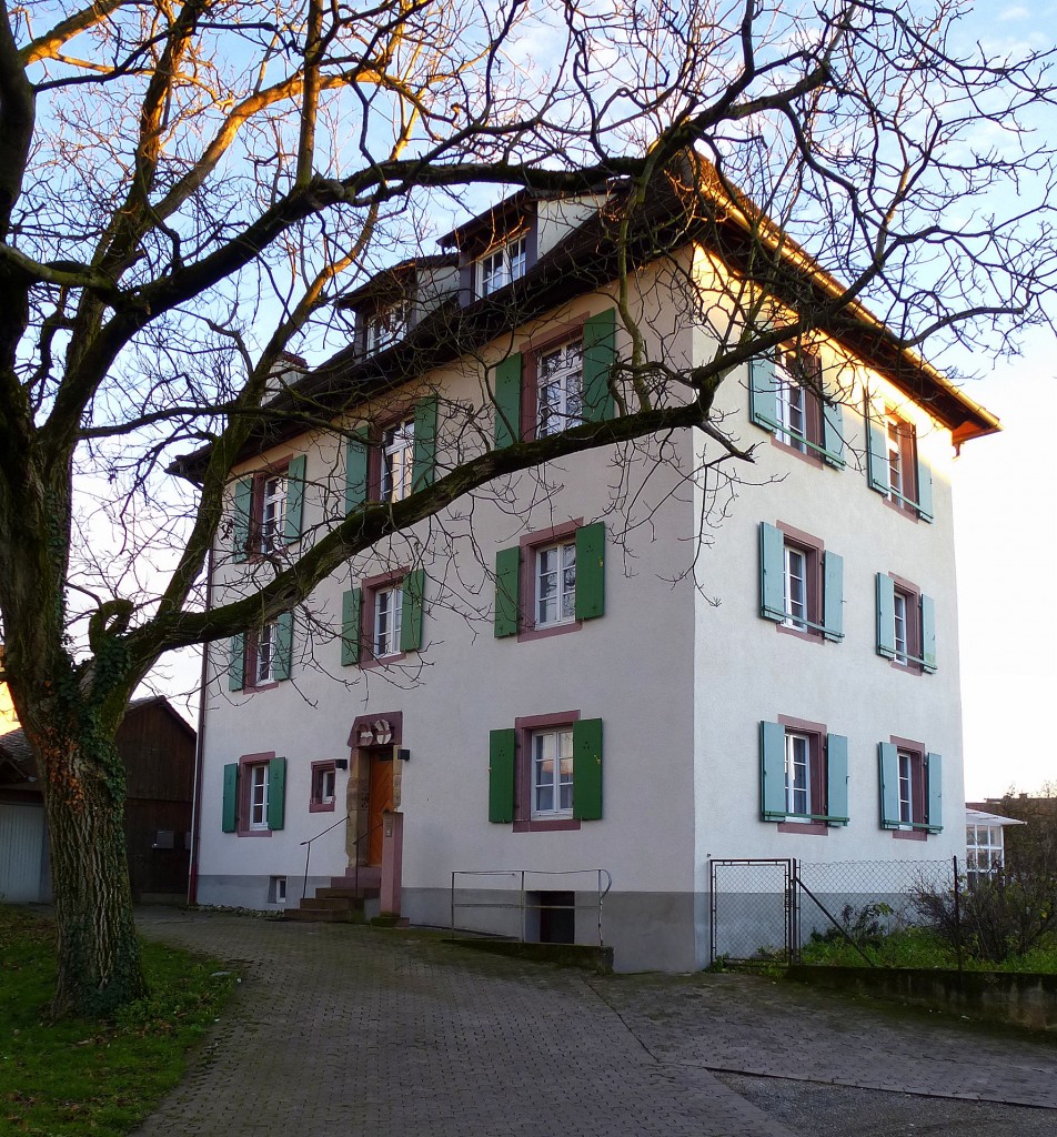 Freiburg, das ehemalige Schlo im Stadtteil Lehen, das erhaltene Kerngebude wurde zum Herrensitz ausgebaut, heute in Privatbesitz, Dez.2013