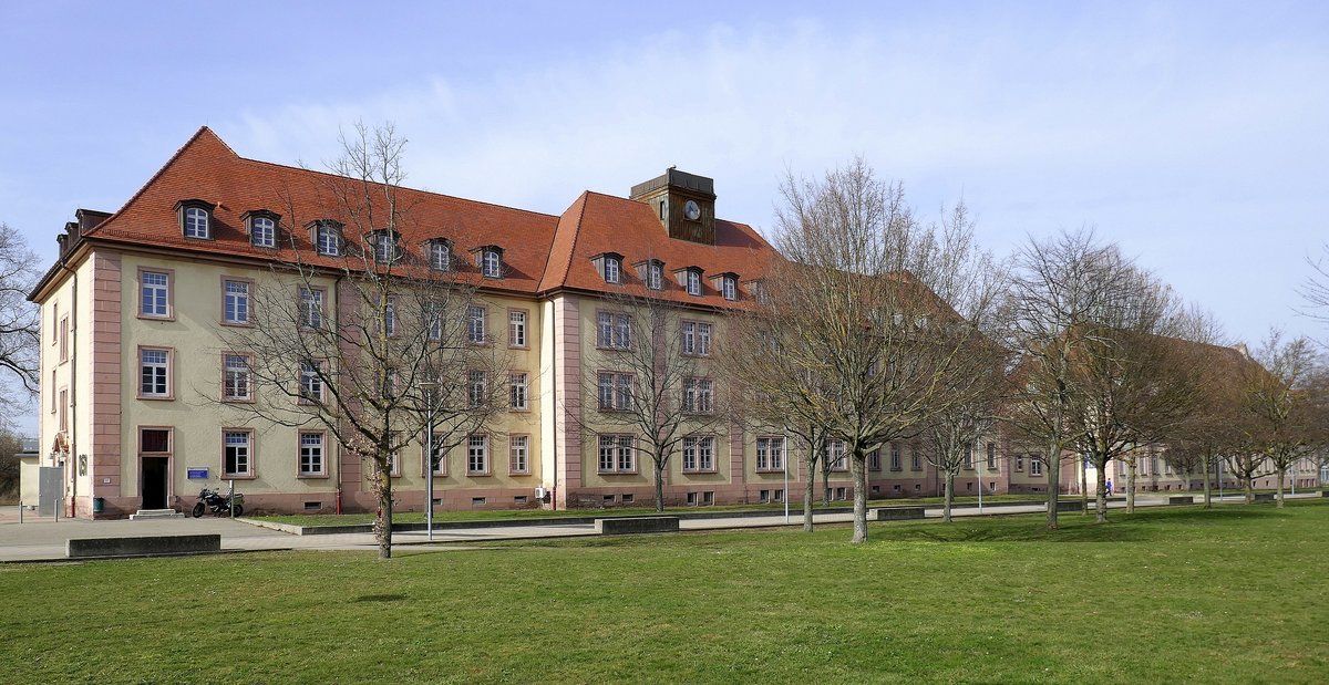 Freiburg, die ehemaligen Fliegerkasernen am Flugplatz, erbaut 1913, heute Teil der Technischen Fakultt der Uni Freiburg, Feb.2021