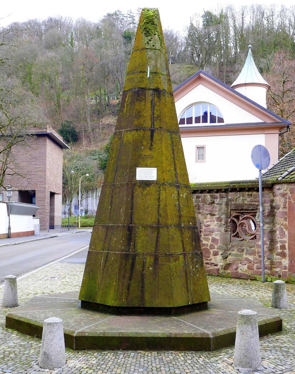 Freiburg, ehemaliger Turmhelm des nrdl. Treppenturmes am Freiburger Mnster, mit Originalsteinen aus dem 13.Jahrhundert, 1989 abgebaut und neu ersetzt, steht jetzt neben dem Bischofspalast, Feb.2022