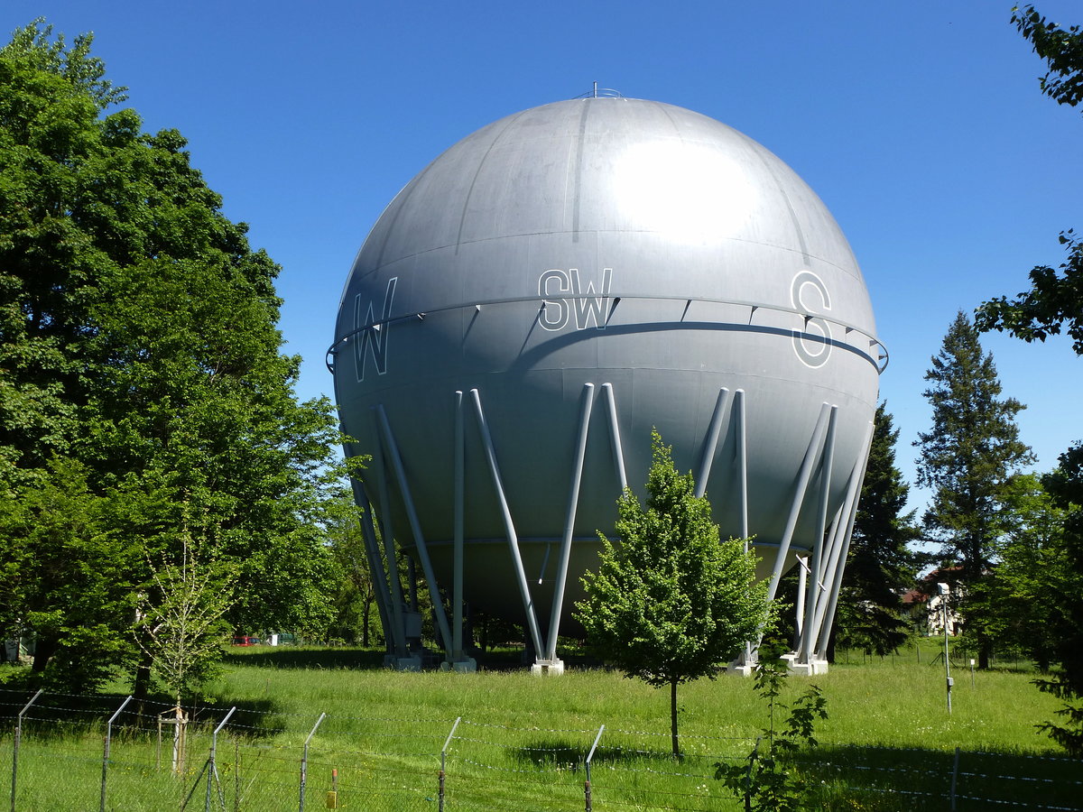 Freiburg, ein Wahrzeichen der Stadt, der ber 40 Jahre alte Erdgasspeicher, 35m hoch und mit 6 bar gefllt, Mai 2017