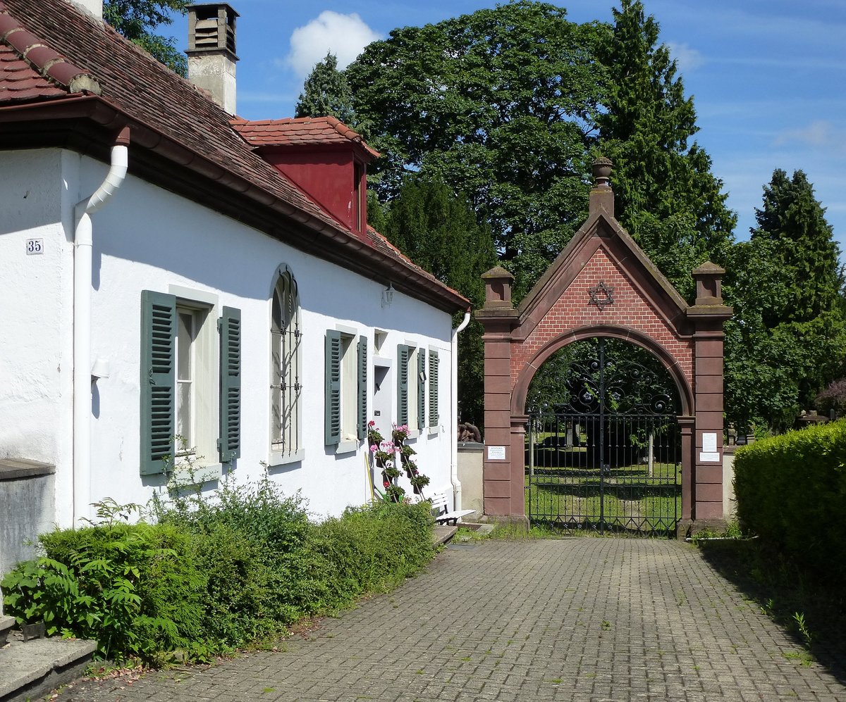 Freiburg, Eingang mit Friedhofshalle zum Israelitischen Gemeindefriedhof, seit 1870 bis heute genutzt, Aug.2016