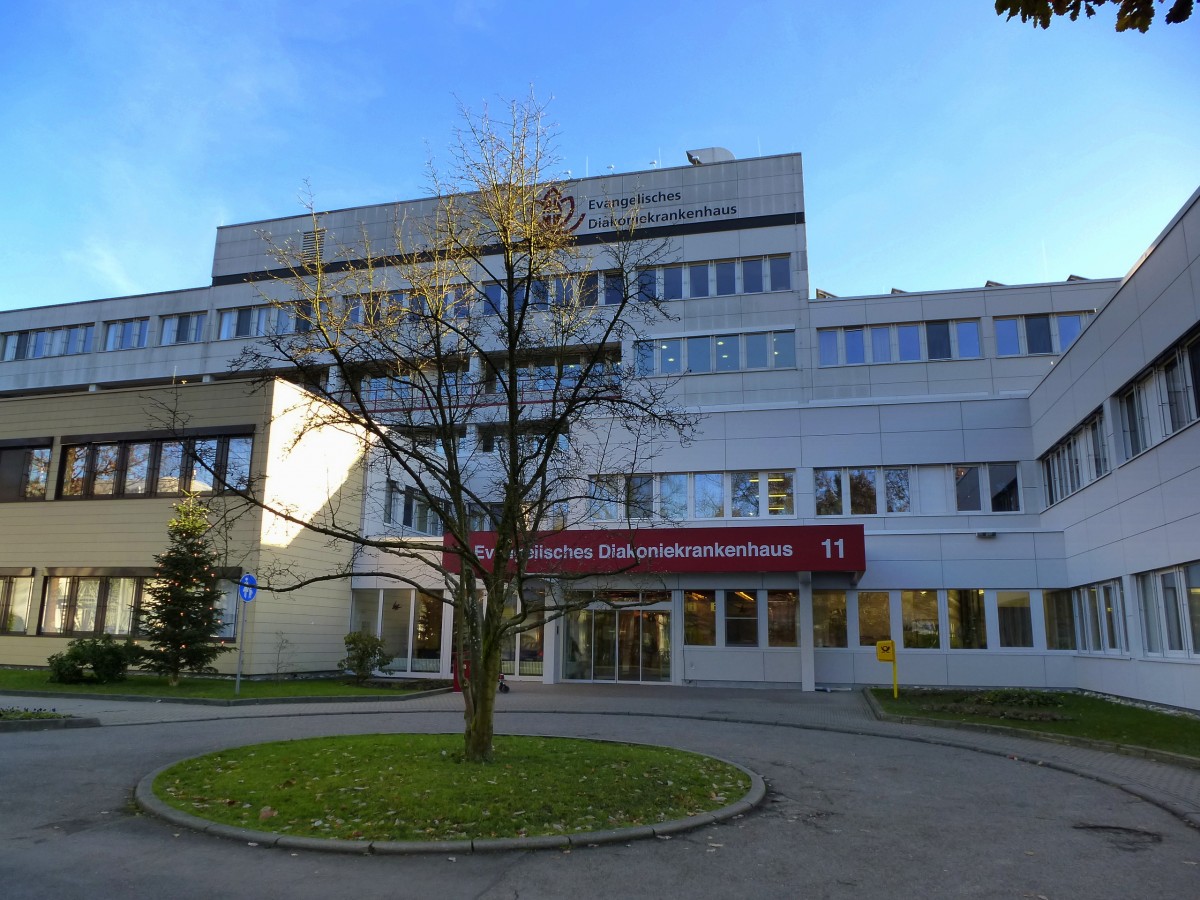 Freiburg, das evangelische Diakoniekrankenhaus im Stadteil Landwasser, wurde 1982 erbaut und ist Akademisches Lehrkrankenhaus der Universitt Freiburg, Dez.2013