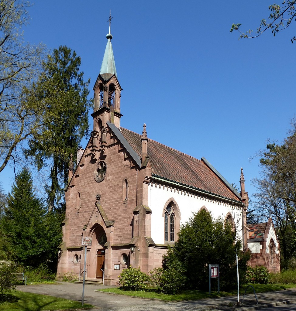Freiburg, die evangelische Erlserkirche im Stadtteil Neuburg, 1895 erbaut im neugotischen Stil, April 2015