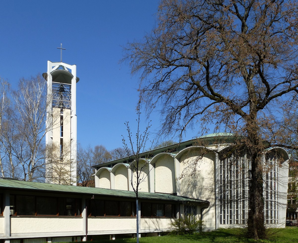 Freiburg, die evangelische Ludwigskirche, erbaut 1952-54, steht im Stadtteil Neuburg, April 2015