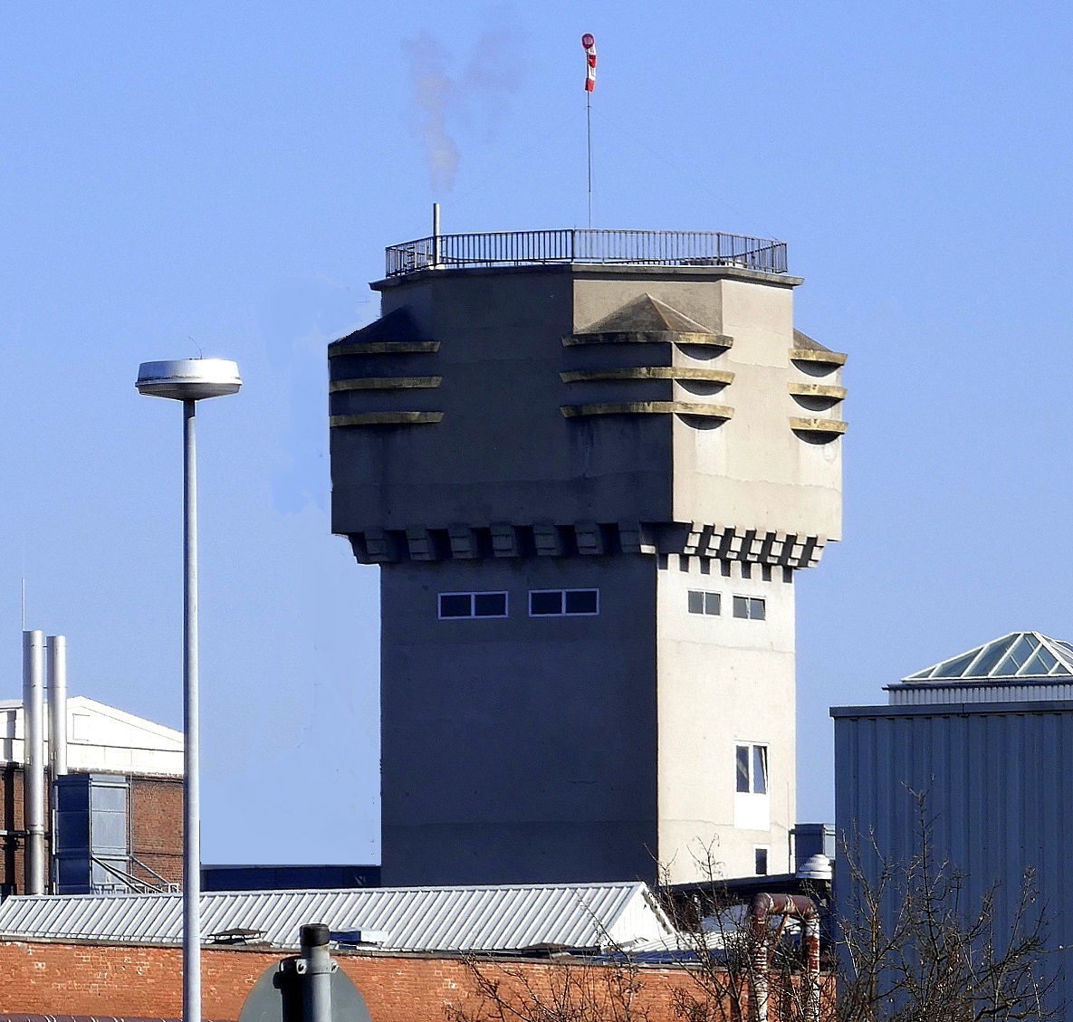 Freiburg, firmeneigener Wasserturm im Industriegebiet Nord, Mrz 2021