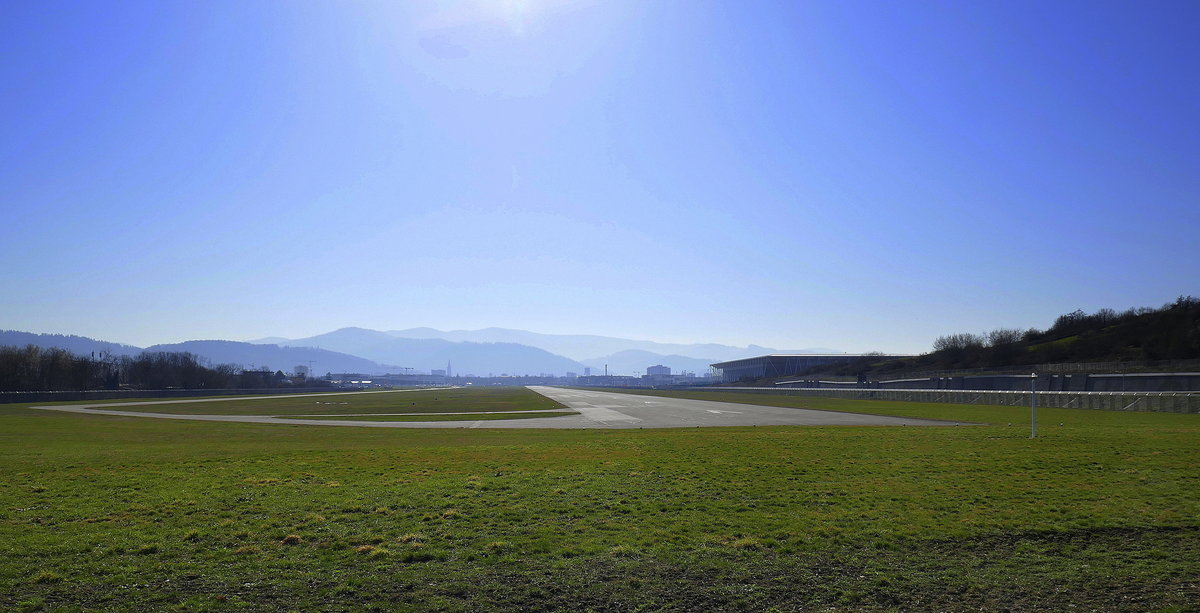 Freiburg, Flugplatz, Blick ber die Start-und Landebahn Richtung Stadt und Schwarzwald, rechts das neuerbaute Fuballstadion, der Flugplatz gehrt zu den ltesten in Deutschland, seit 1907 genutzt, Mrz 2021