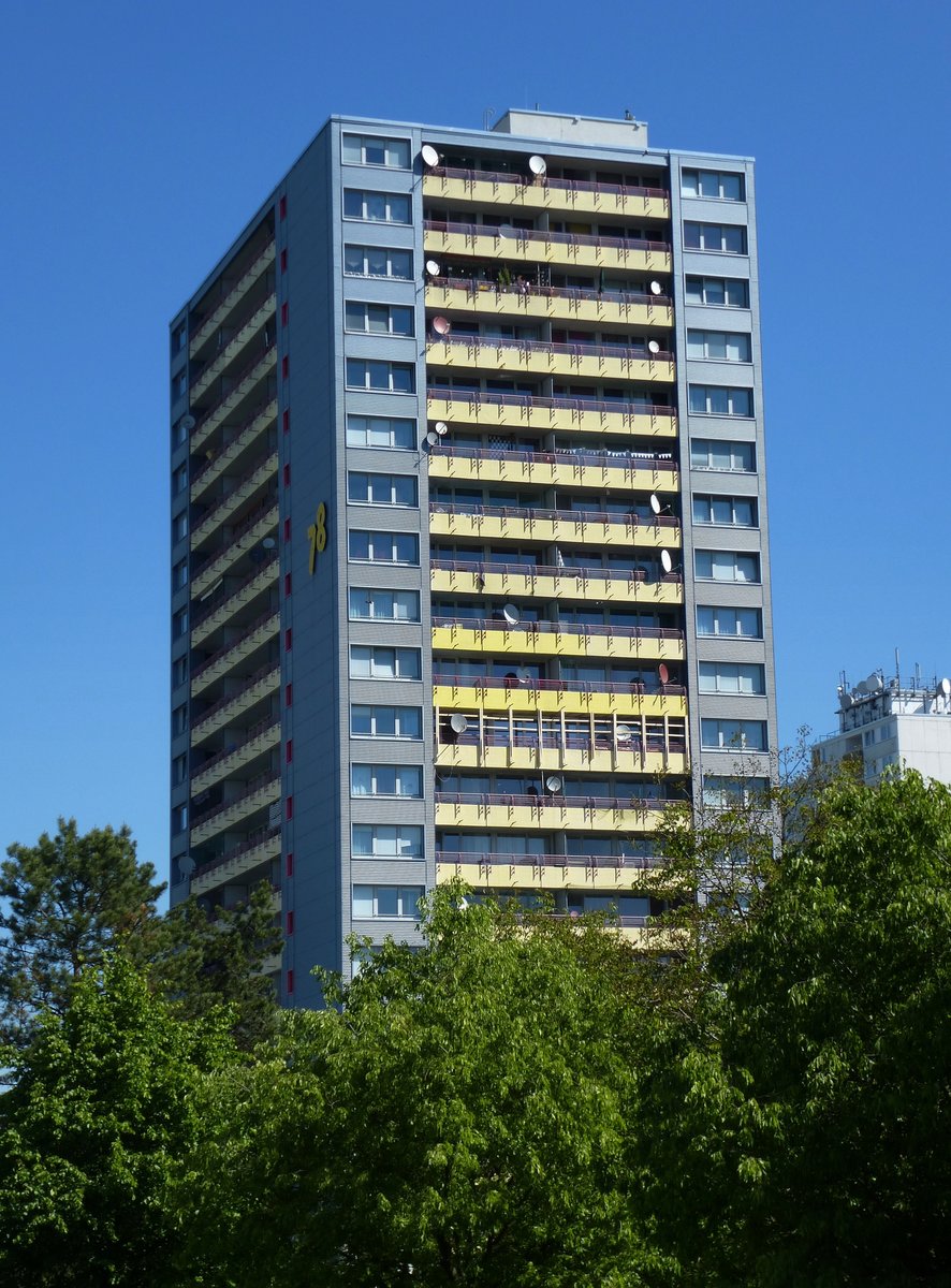 Freiburg, frisch saniertes Wohnhochhaus im Stadteil Weingarten, Mai 2017