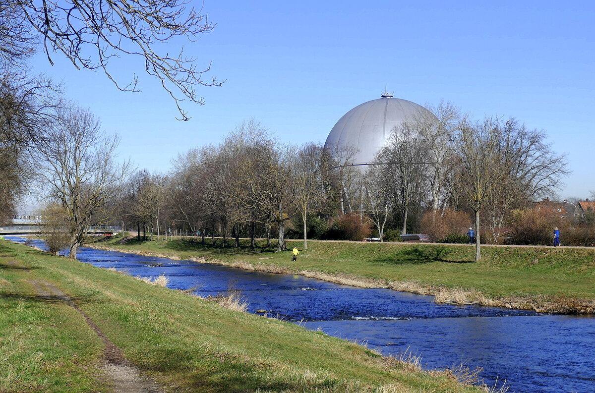 Freiburg, der Gasspeicher am Rande der Stadt, mittlerweile ein Wahrzeichen, ist auer Betrieb, nun wird ber eine weitere Nutzung beraten, Feb.2023