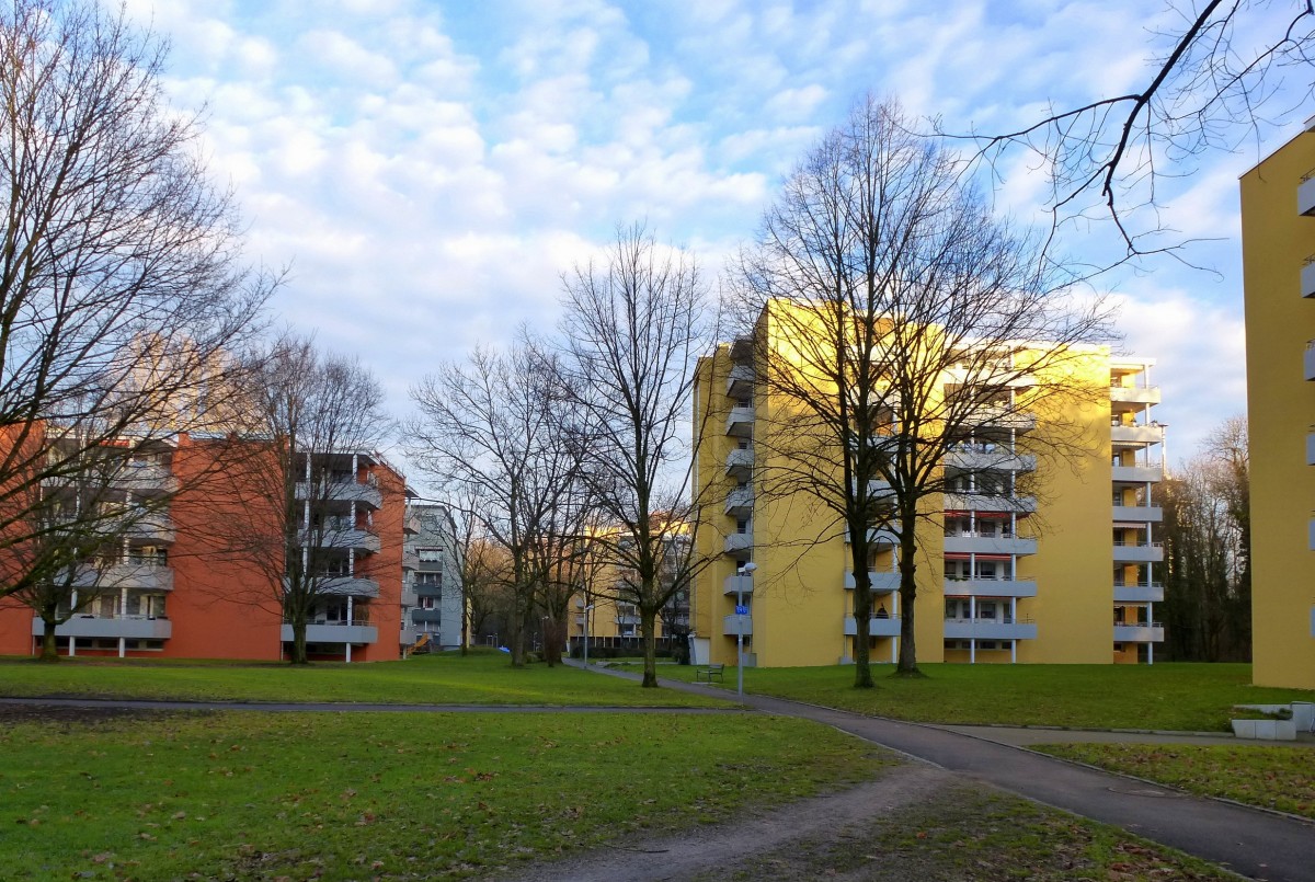 Freiburg, generalsanierte Wohnbauten aus den 1970er Jahren im Stadtteil Landwasser, Dez.2013