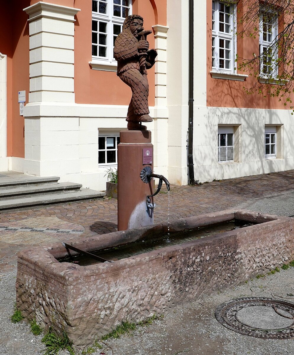 Freiburg-Gnterstal, Brunnen mit Fasnet-Figur vor dem Schulgebude, April 2022