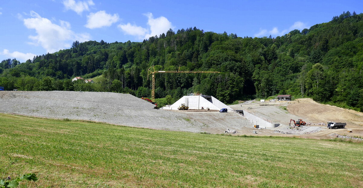 Freiburg-Gnterstal, nahe des Ortes entsteht ein Hochwasserrckhaltebecken, der Staudamm wird 13,5m hoch und 280m lang, Juni 2022