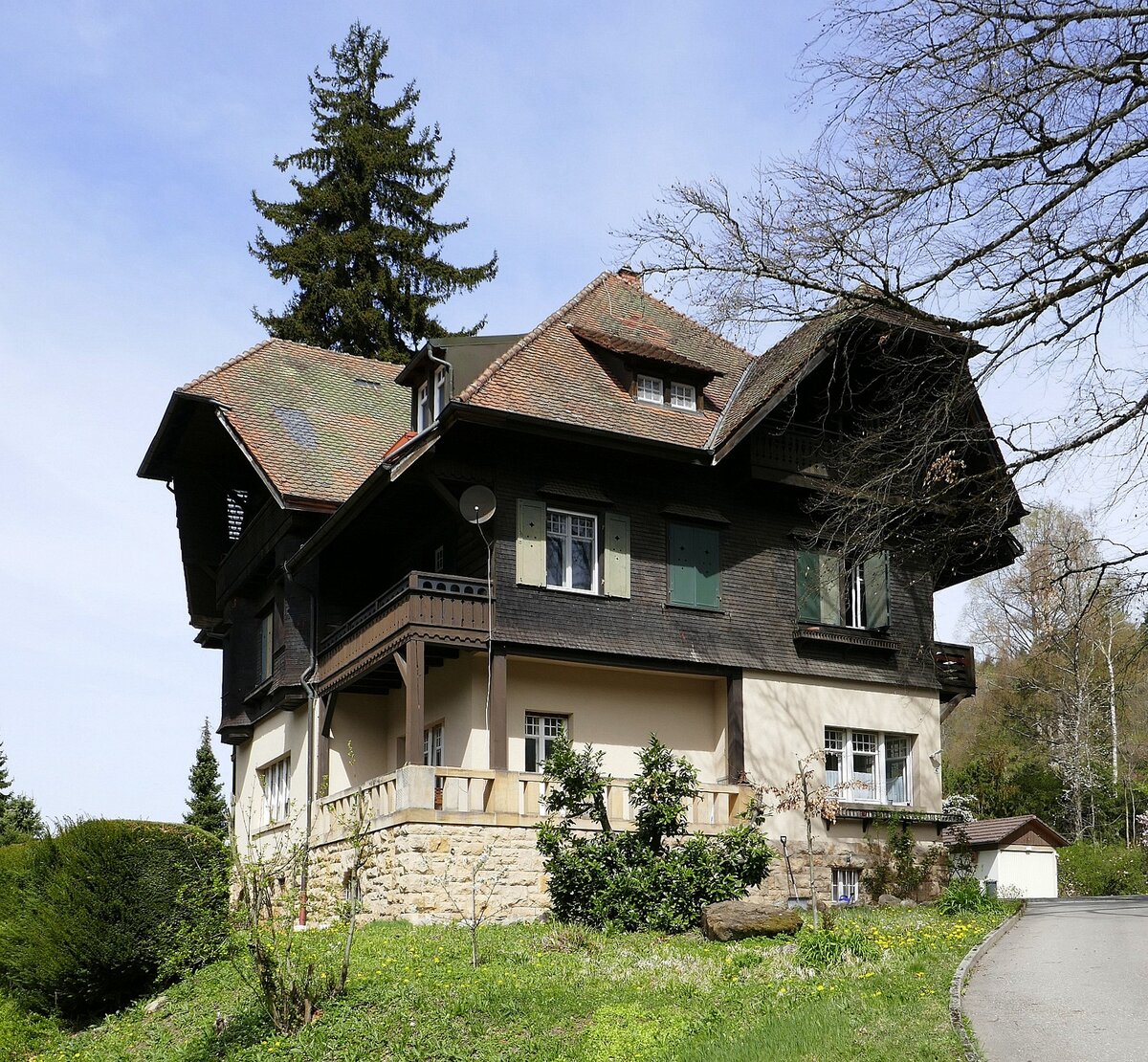 Freiburg-Gnterstal, schne, alte Villa am Berghang, April 2022 