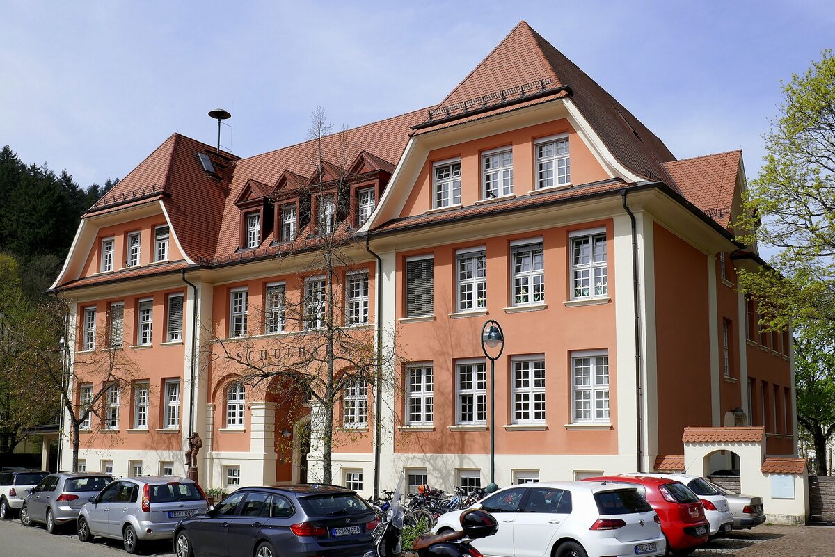 Freiburg-Gnterstal, das Schulgebude, erbaut um 1900, April 2022