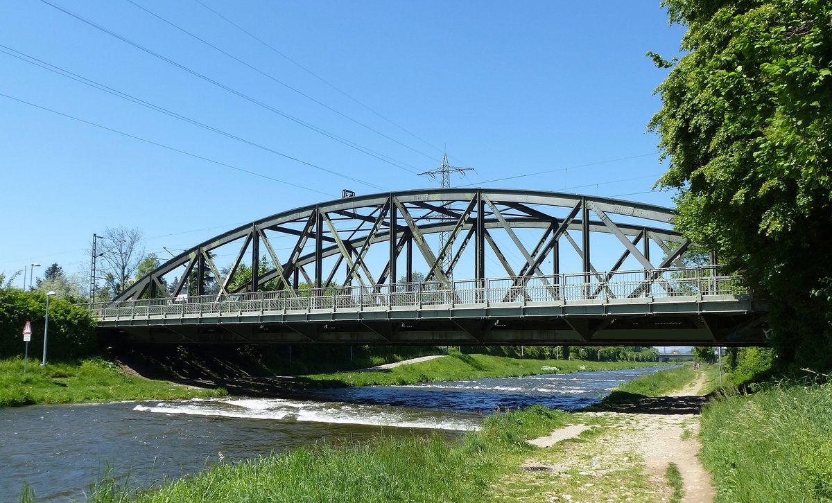 Freiburg, die Gterbahnbrcke, die Rheintalbahn berquert auf dieser Stahlbogenbrcke die Dreisam im Stadgebiet von Freiburg, Mai 2017