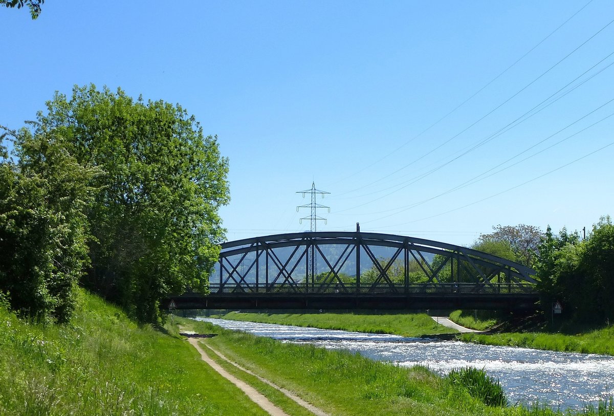 Freiburg, die Gterbahnbrcke ber die Dreisam, fluaufwrts gesehen, Mai 2017