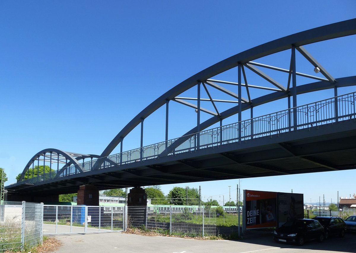 Freiburg, die Gterbahnhofbrcke von unten, Mai 2017