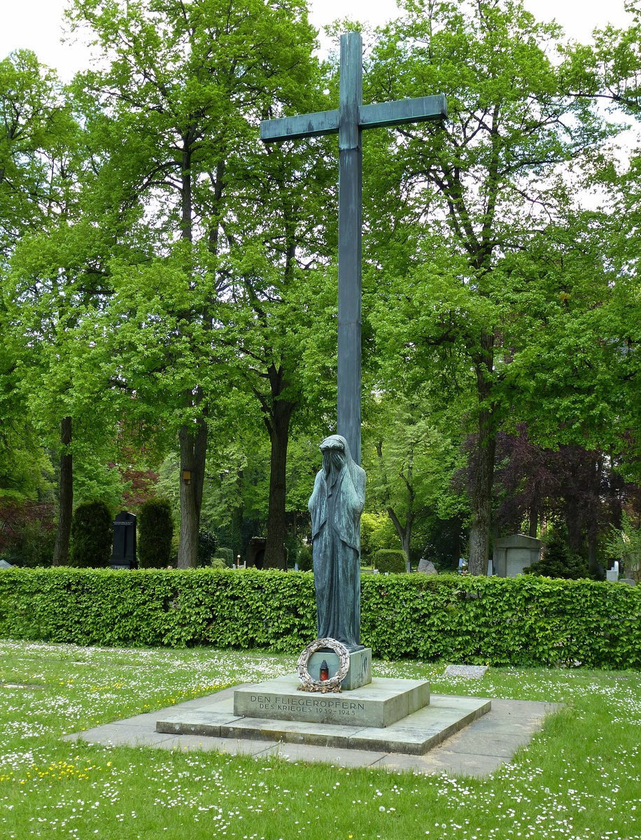 Freiburg, Hauptfriedhof, die Frauenfigur  Die Trauernde  von R.Engelmann auf dem Grberfeld fr die Opfer der Fliegerangriffe im II.Weltkrieg, Mai 2016