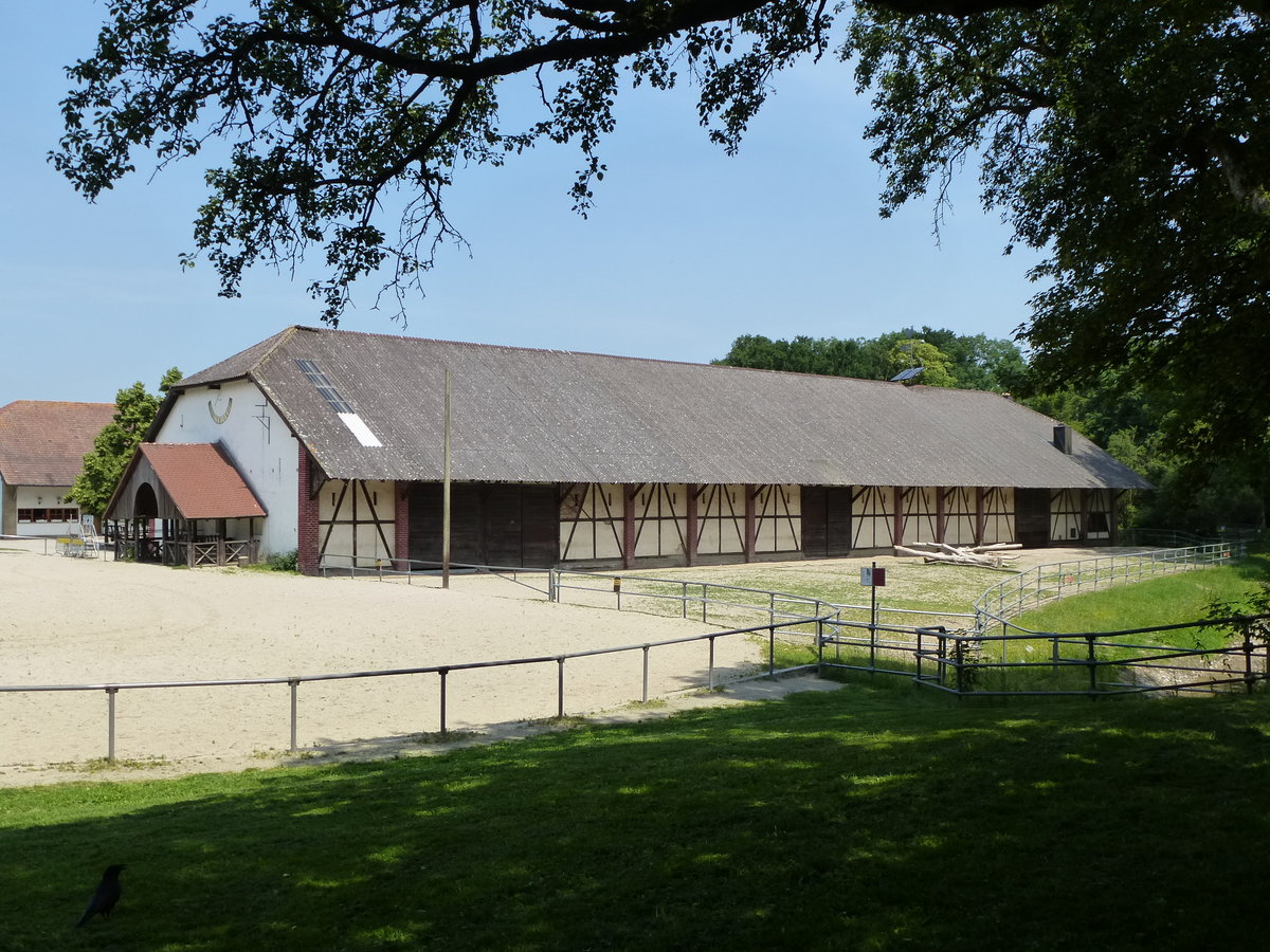 Freiburg, historische Scheune im ehemaligen Stadtgut  Mundenhof , heute Tiergehege und Erlebnispark, Juni 2014