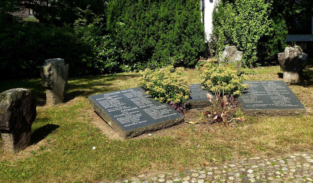Freiburg-Hochdorf, Denkmal für die Gefallenen der beiden Weltkriege, Juli 2018