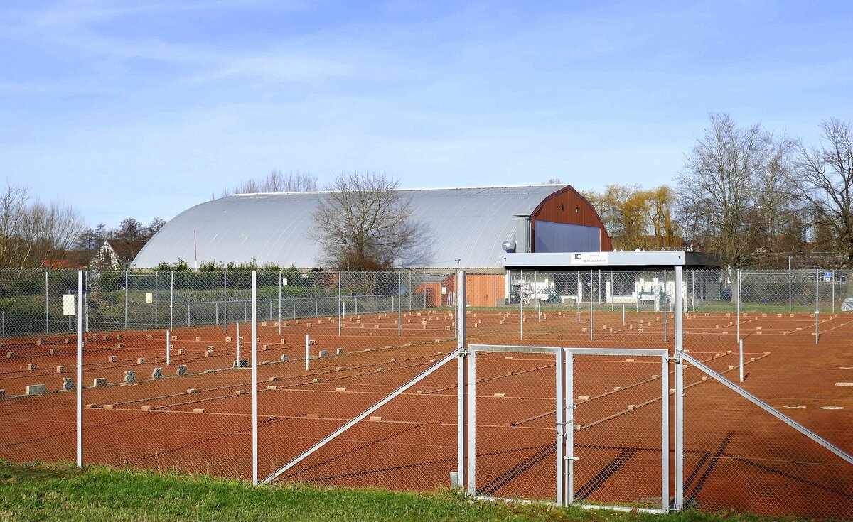 Freiburg-Hochdorf, Tennispltze und Tennishalle des TC 74 Hochdorf e.V., 1974 gegrndeter Tennisclub, Dez.2022