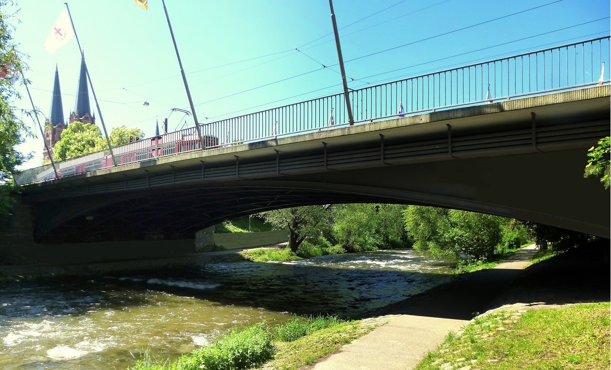 Freiburg, die Kaiserbrcke, die Straen-, Straenbahn- und Fugngerbrcke berquert im Stadtgebiet die Dreisam, im Hintergrund die Trme der Johanniskirche, Mai 2017