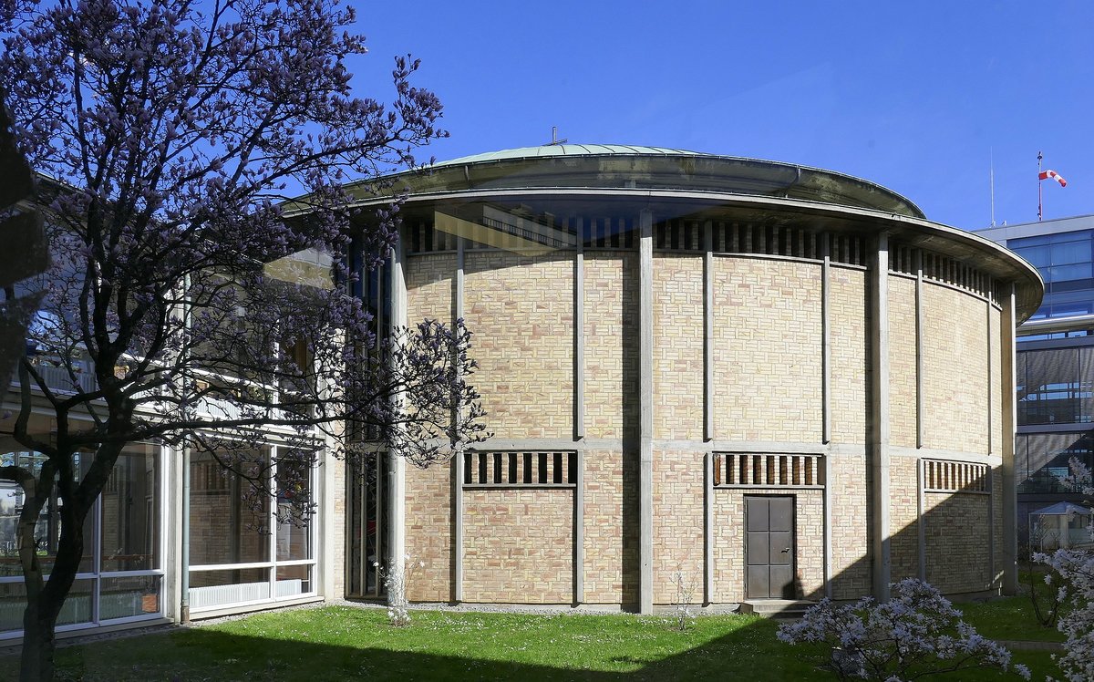 Freiburg, die katholische Heilig-Geist-Kirche auf dem Gelnde der Universittsklinik, erbaut 1952-54, Architekt war Horst Linde, Mrz 2021