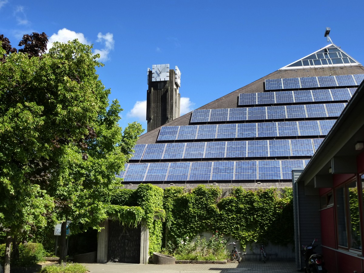 Freiburg, katholische Kirche St.Peter und Paul im Stadtteil St.Georgen, erbaut 1967-69, erste Kirche im Erzbistum mit Solaranlage, Leistung 25kW, Juli 2013