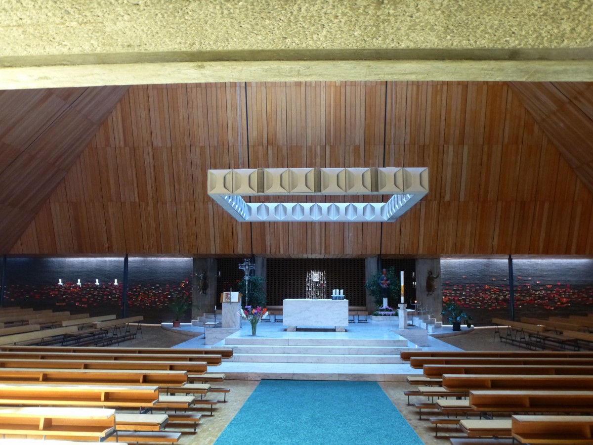 Freiburg, Kirche St.Peter und Paul, Besonderheit der 1967-69 erbauten Kirche ist der Altar in der Mitte des Raumes unter der Glaskuppel des Zeltdaches, Juli 2013