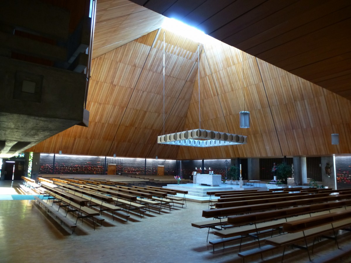 Freiburg, Kirche St.Peter und Paul, Blick in den quadratischen Innenraum, Juli 2013