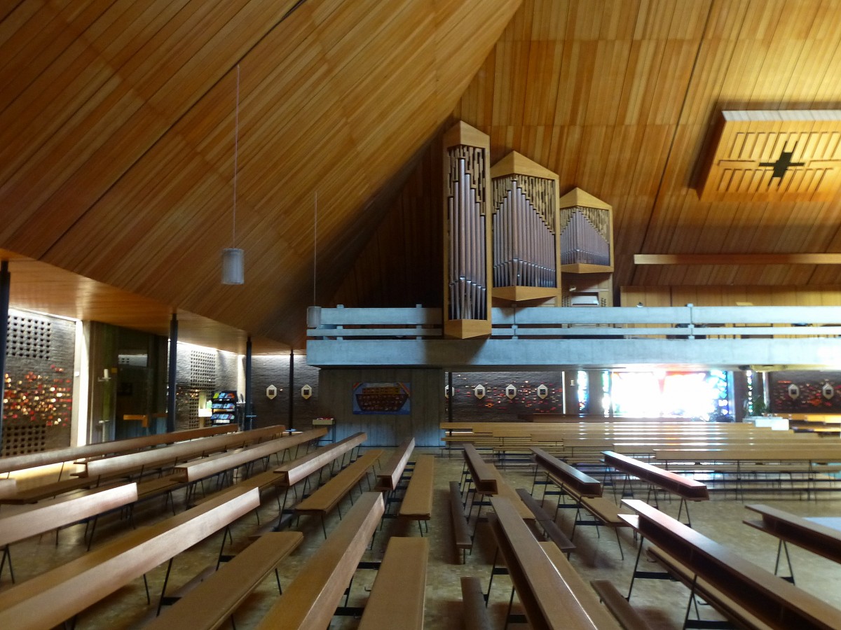 Freiburg, Kirche St.Peter und Paul, Blick zur Orgelempore, das Instrument stammt von Karl Gckel aus Heidelberg, Juli 2013