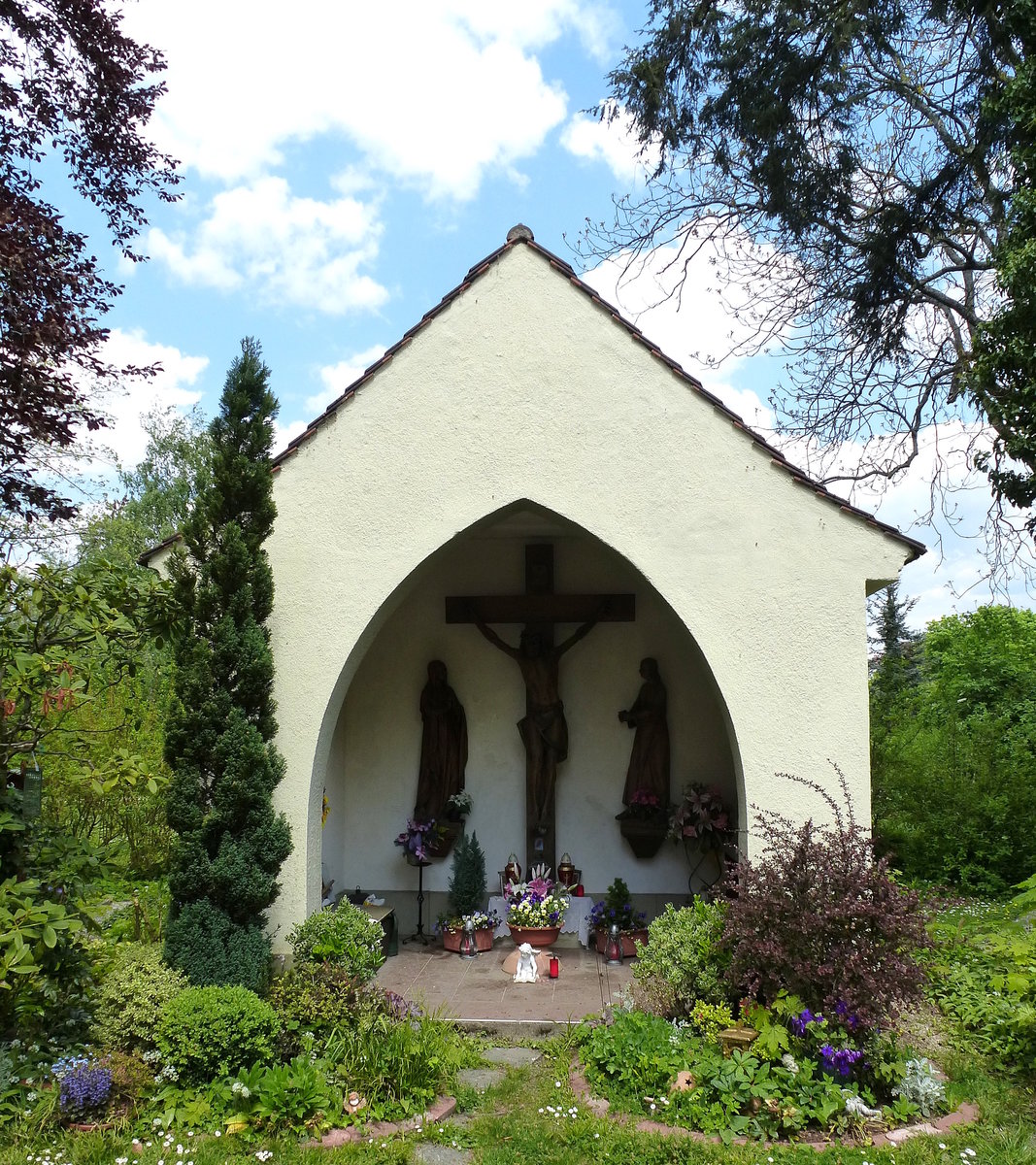 Freiburg, kleine Kapelle auf dem Hauptfriedhof, Mai 2016