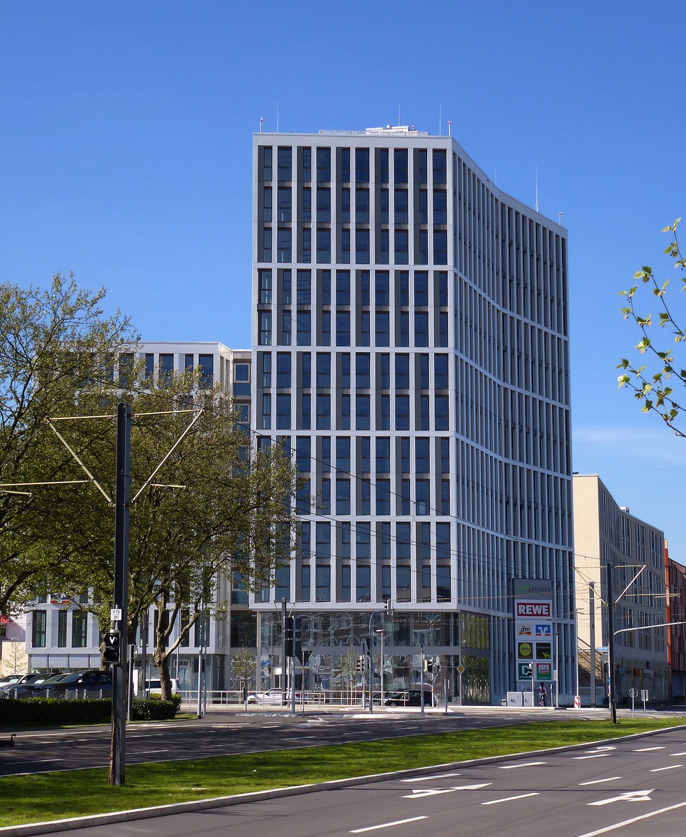 Freiburg, das krzlich eingeweihte Hochhaus am Nordende der neuerbauten Westarkaden, beherbergt die Verwaltung der Uni-Klinik, Mai 2016