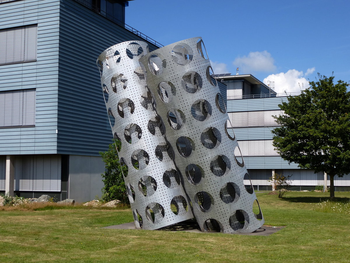 Freiburg, Kunstwerk vor dem Uni-Gebude am Flugplatz, Aug.2016