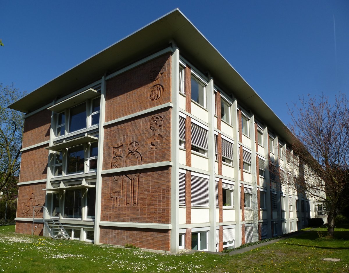 Freiburg, das Landratsamt mit der knstlerisch gestalteten Giebelfassade, April 2015