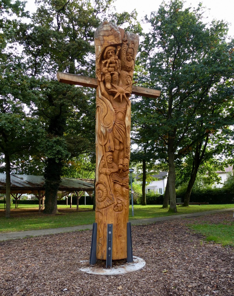 Freiburg-Lehen, die Bundschuh-Eiche erinnert an die Erhebung der Bauern 1513 gegen die Obrigkeit, die ca. 6m hohe Holzbildhauerarbeit von Thomas Rees wurde im Mai 2013 aufgestellt, Okt.2013