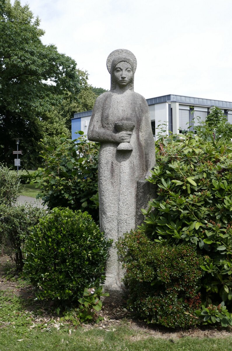 Freiburg-Littenweiler, die Statue der Heiligen Barbara, steht auf dem Platz vor der Kirche St.Barbara, Juli 2023
